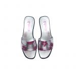 Sandali bassi in pelle laminata argento fatti a mano in Italia con stampa floreale fucsia, modello da donna by Fragiacomo