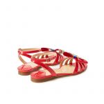 Sandali rosso corallo in vernice con cinturino, fiocco multicolor e tacco basso, collezione SS19 by Fragiacomo, vista da dietro