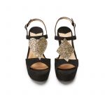 Sandali con zeppa in camoscio neri fatti a mano in Italia con simboli in glitter oro, modello da donna by Fragiacomo