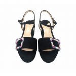 Sandali con zeppa in camoscio neri fatti a mano in Italia con fibbia di cristalli multicolor, modello da donna by Fragiacomo