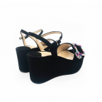 Sandali con zeppa in camoscio neri fatti a mano in Italia con fibbia di cristalli multicolor, modello da donna by Fragiacomo