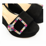 Sandali con zeppa in camoscio neri fatti a mano in Italia con fibbia di cristalli multicolor, modello da donna by Fragiacomo