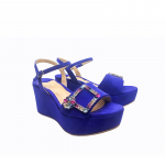 Sandali con zeppa in camoscio viola fatti a mano in Italia con fibbia di cristalli multicolor, modello da donna by Fragiacomo