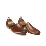 Tendiscarpe in legno con pomello dorato realizzato in Italia per mantenere la forma delle scarpe di lusso by Fragiacomo