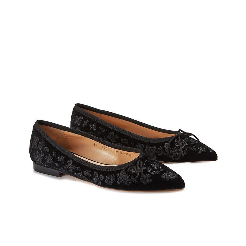 Ballerine in velluto nere con ricamo floreale ton sur ton all over, modello da donna, by Fragiacomo, vista laterale