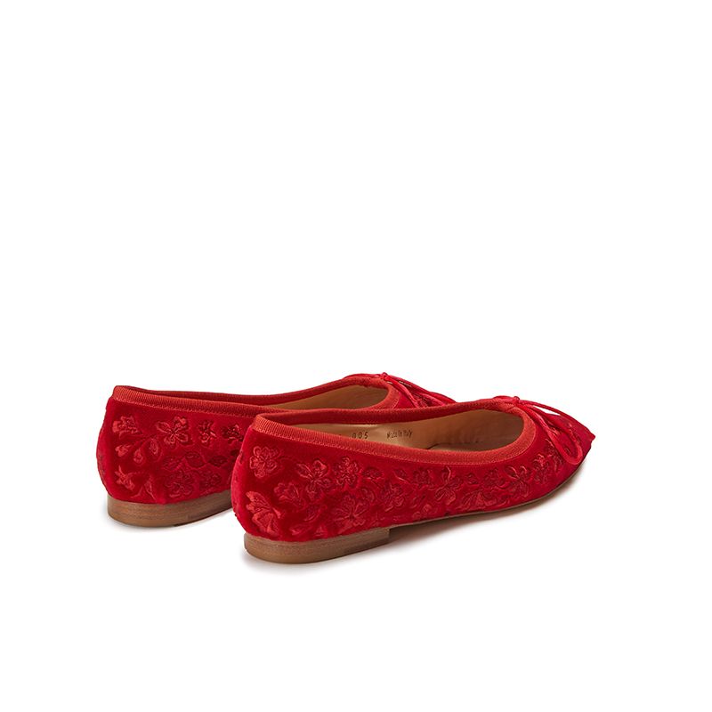 Ballerine in velluto rosso con ricamo floreale ton sur ton all over, modello da donna, by Fragiacomo, vista da dietro