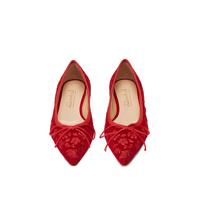 Ballerine in velluto rosso con ricamo floreale ton sur ton all over, modello da donna, by Fragiacomo, vista dall'alto