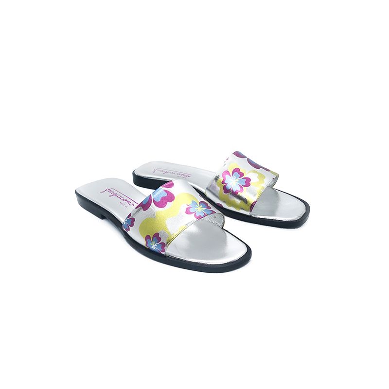Sandali bassi in pelle laminata argento fatti a mano in Italia con stampa floreale multicolor, modello da donna by Fragiacomo