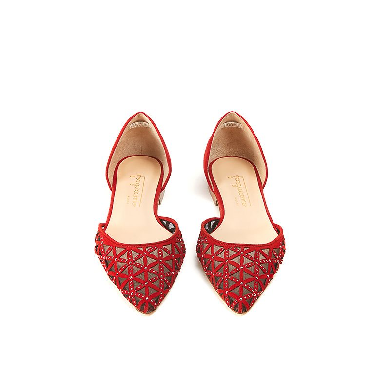 Ballerine rosse a punta in camoscio con l'iconico pattern laserato e piccole borchie dorate, modello