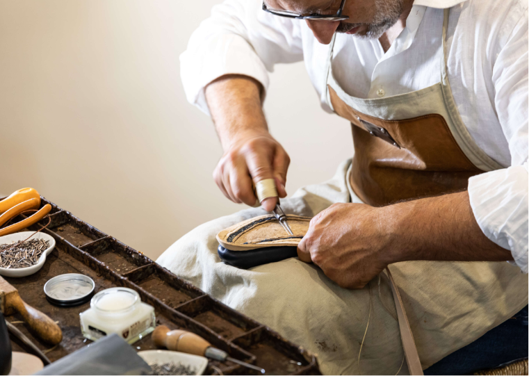 Un artigiano realizza a mano scarpe di lusso da uomo Fragiacomo