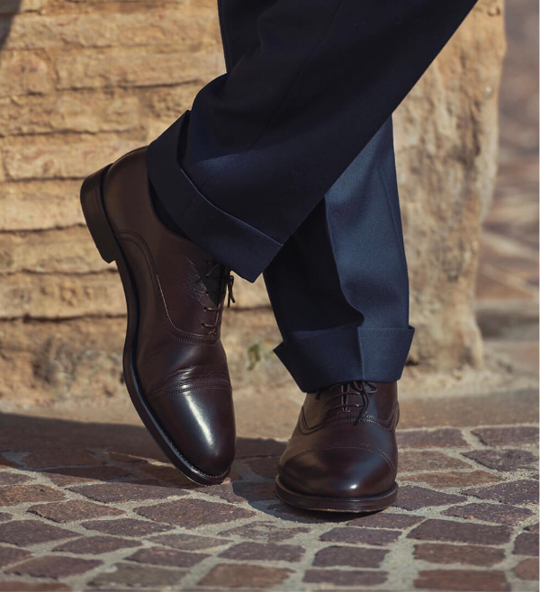 Dark brown calfskin Oxford shoes, hand made in Italy worn by a man, elegant by Fragiacomo