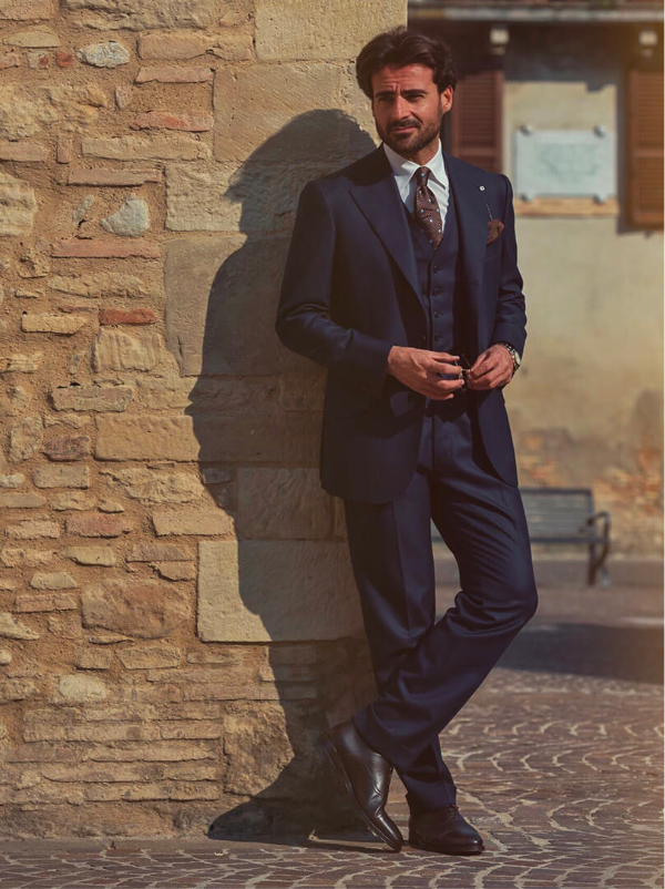 Influencer Giorgio Giangiulio wearing dark brown calfskin Oxford shoes hand made in Italy, elegant men's by Fragiacomo